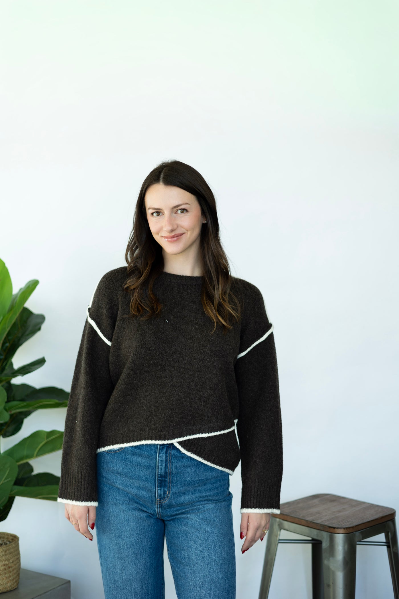 Brown sweater with seam contrast