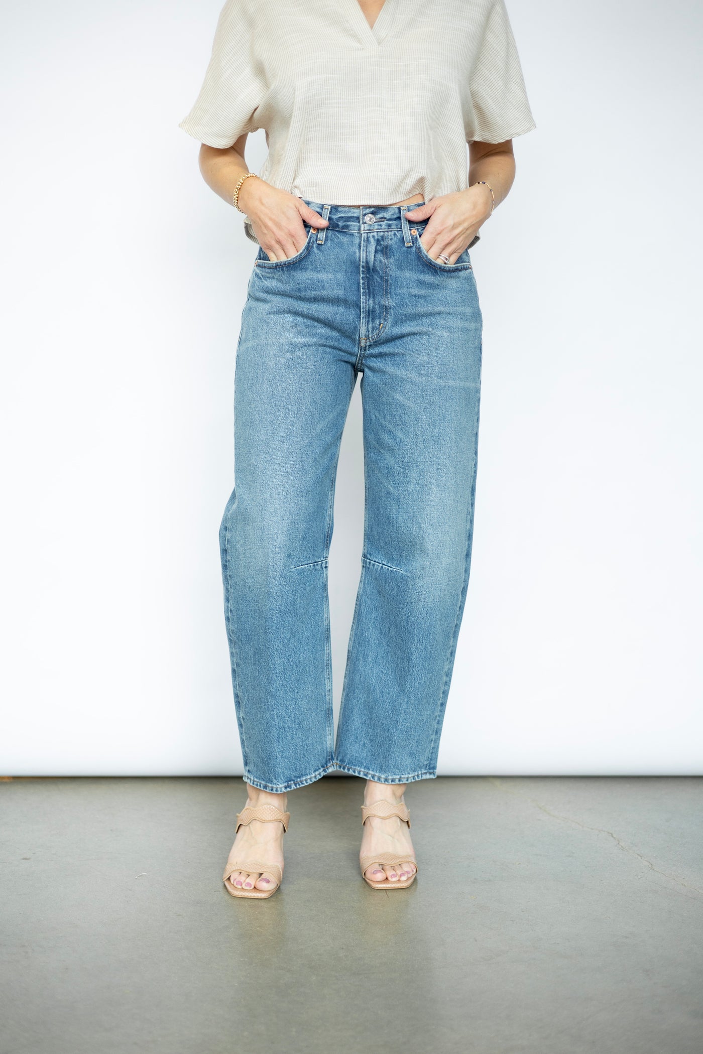 Women's subtle barrel jean