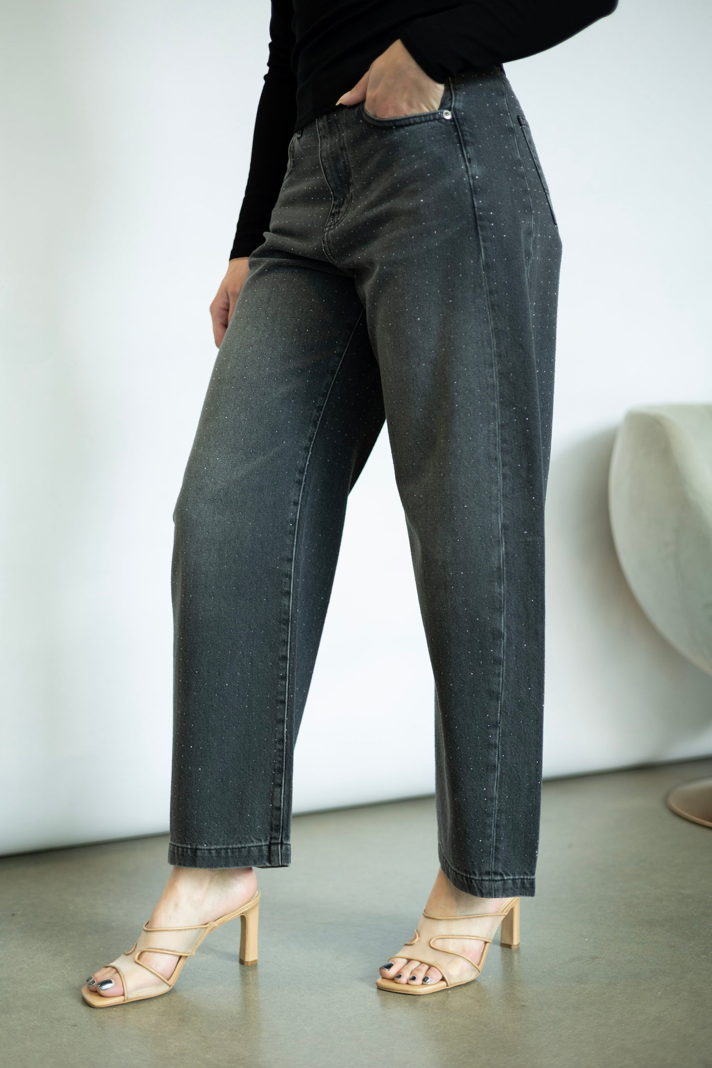 Black barrel jeans with rhinestones