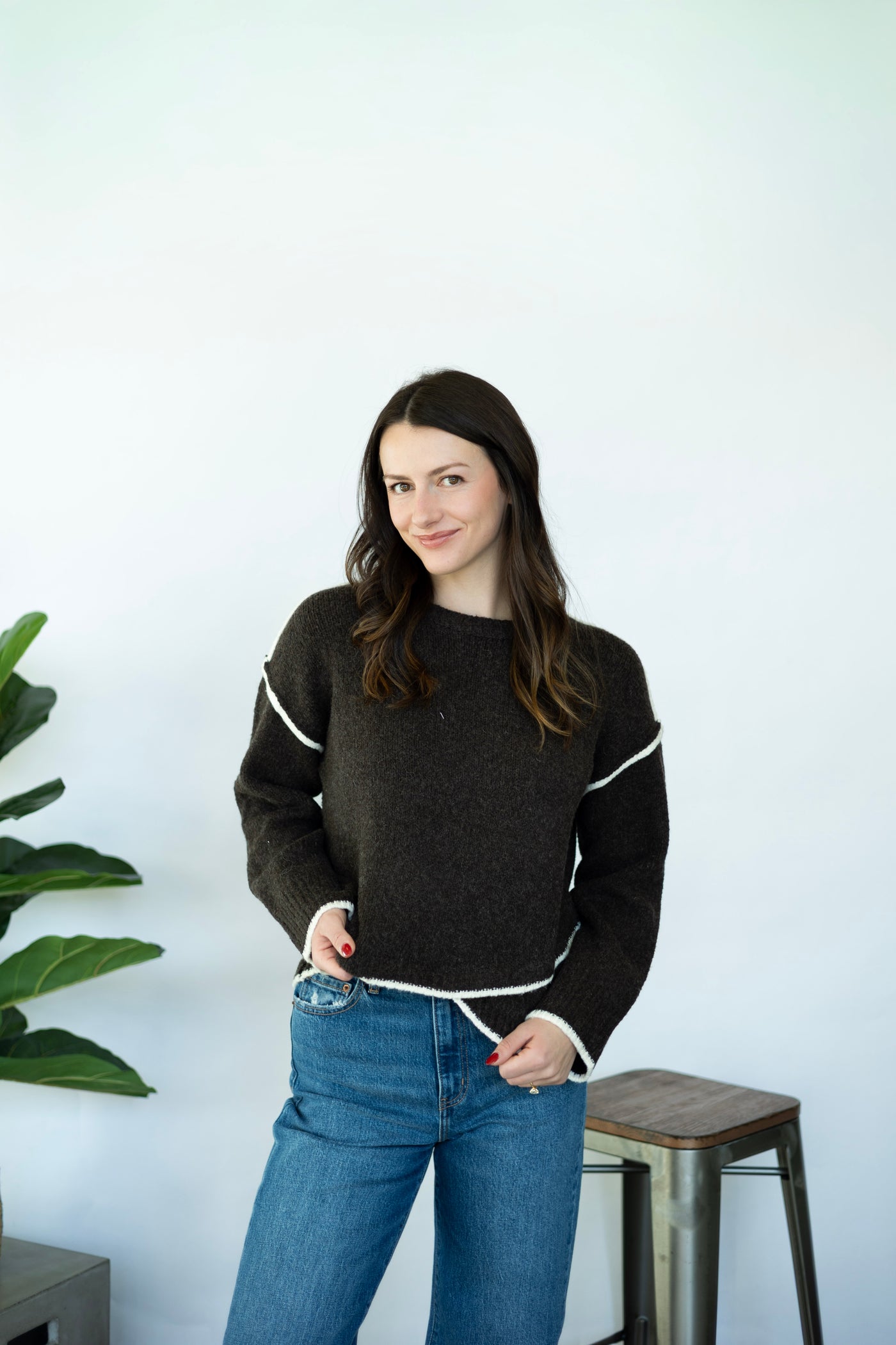 Brown sweater with seam contrast