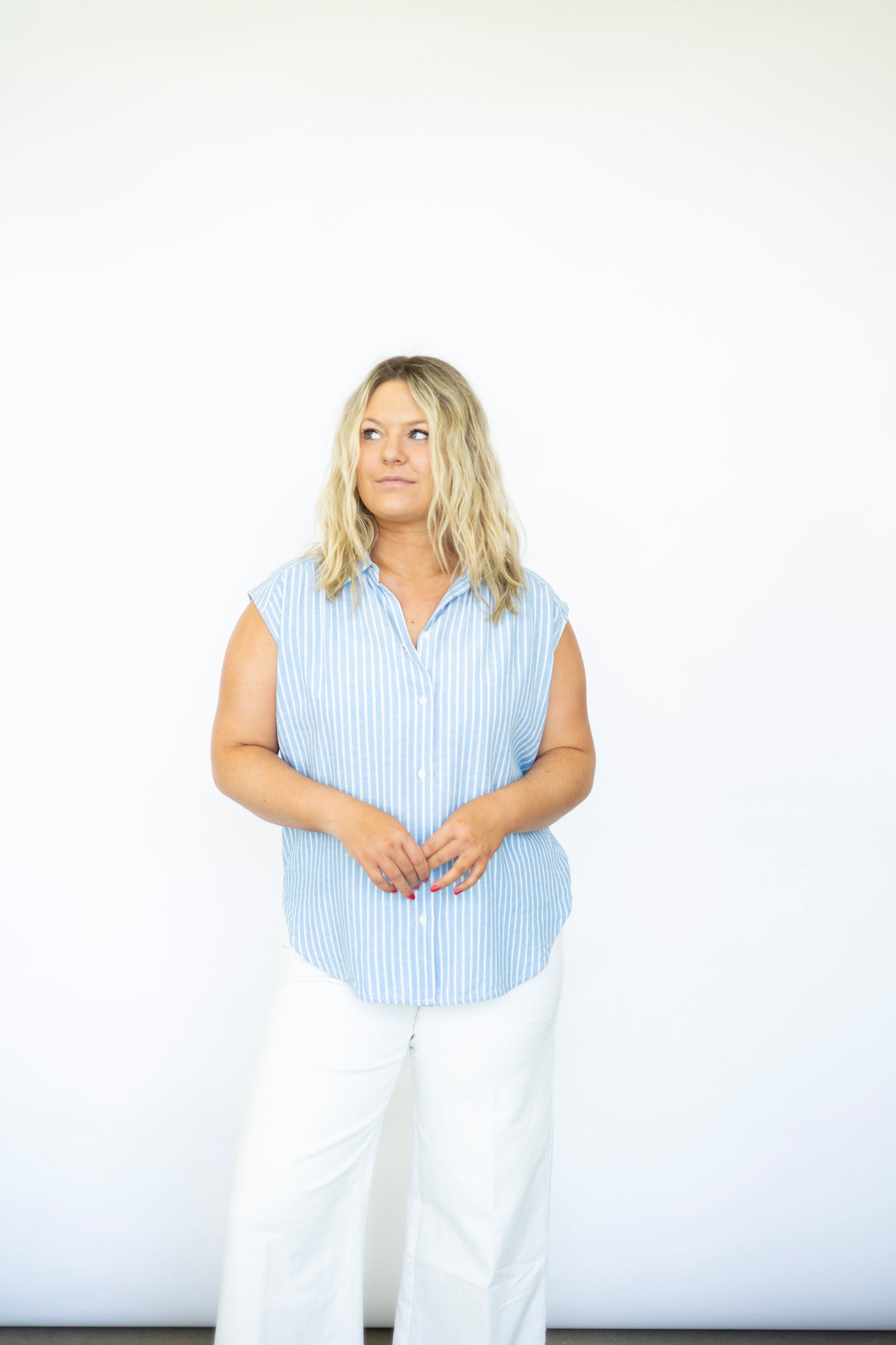 Women's sleeveless linen button down