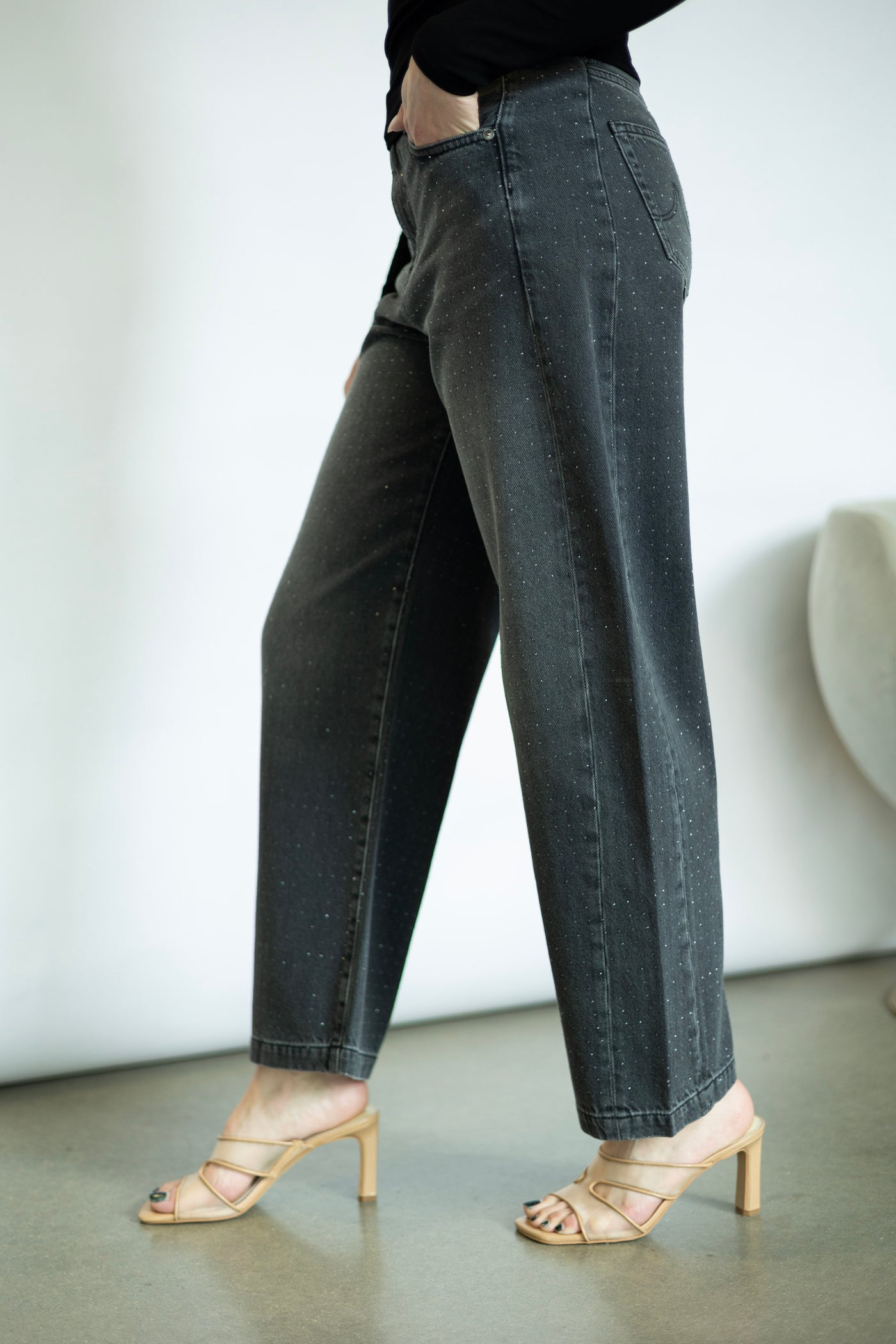 Black barrel jeans with rhinestones