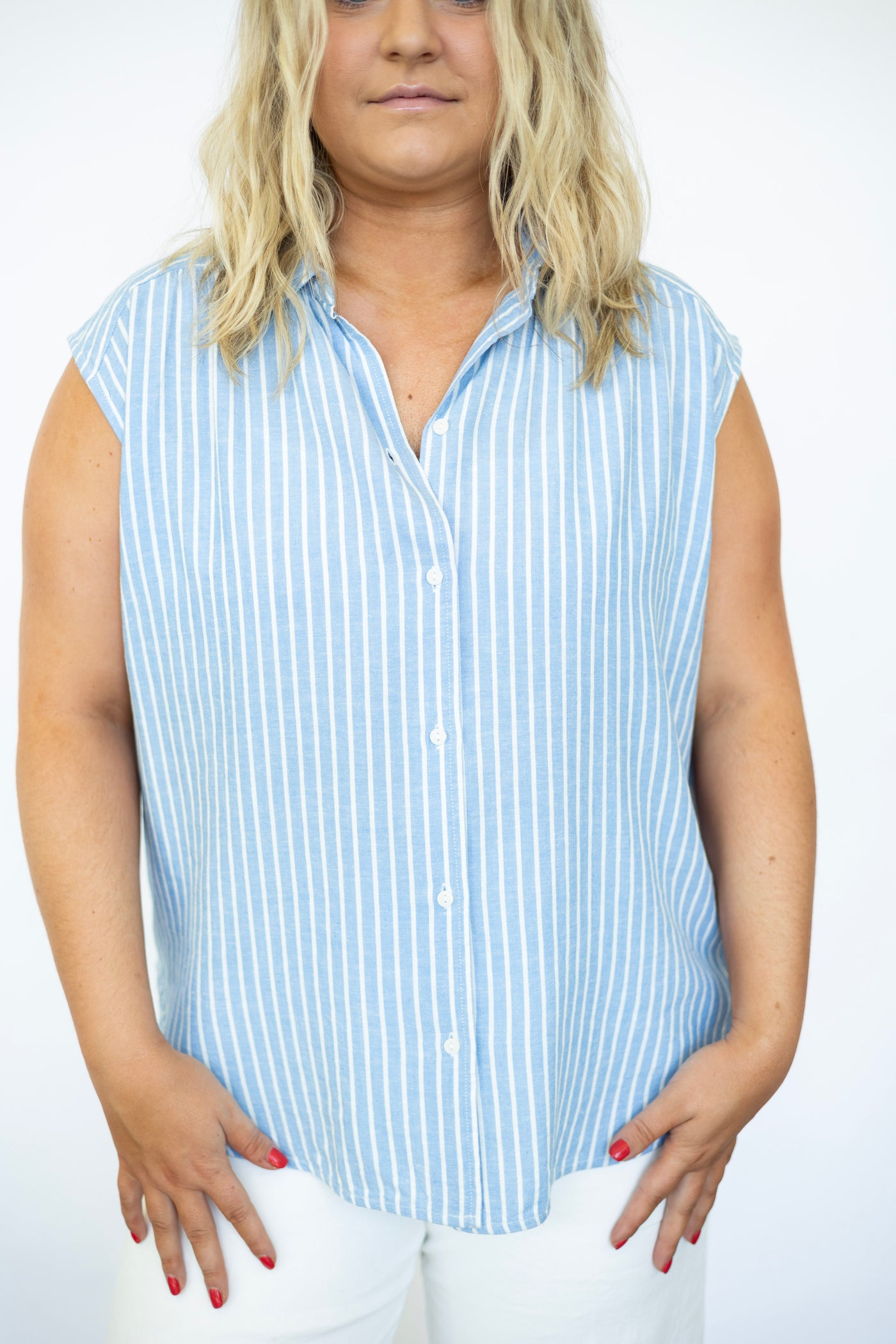 Women's sleeveless linen button down