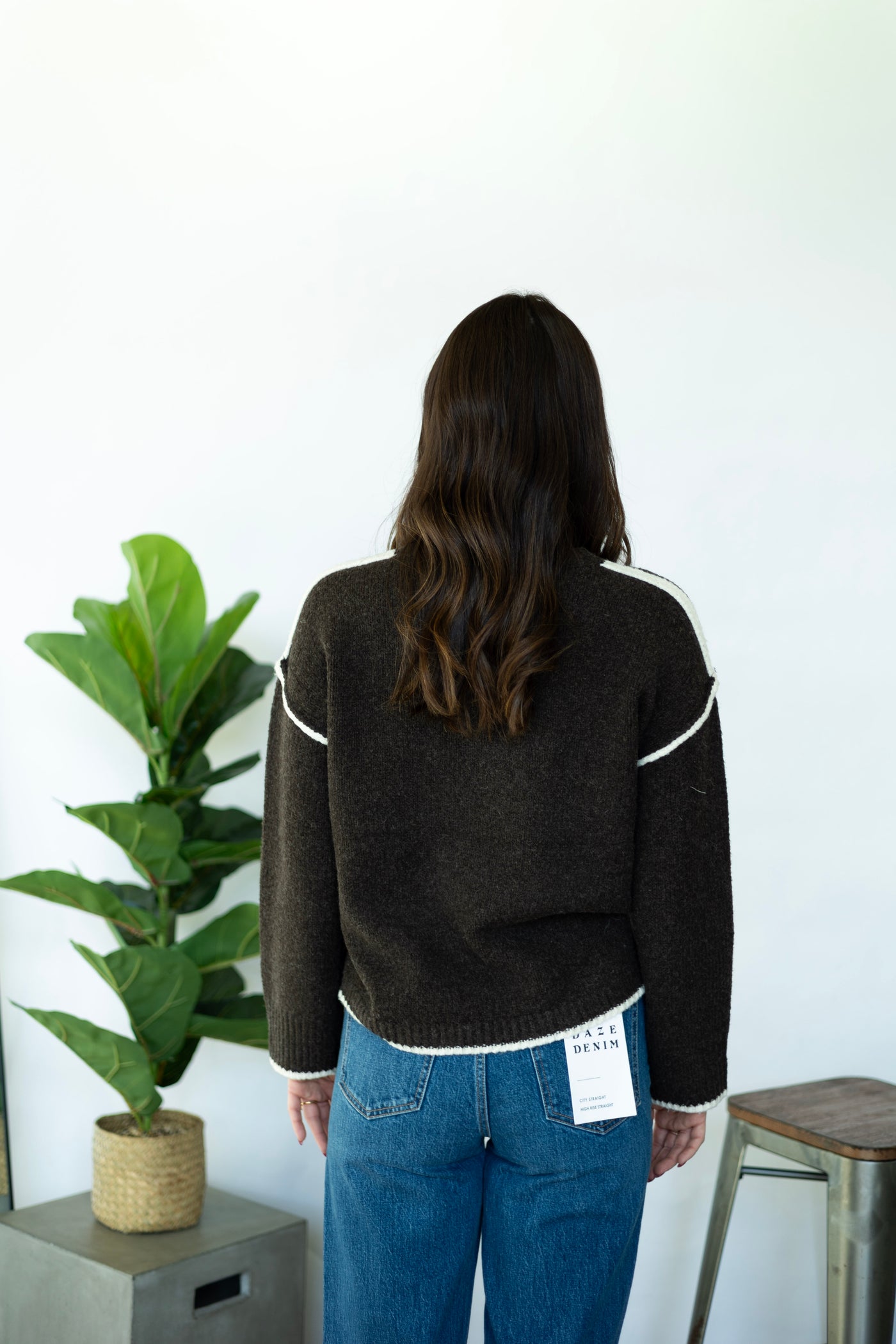 Brown sweater with seam contrast