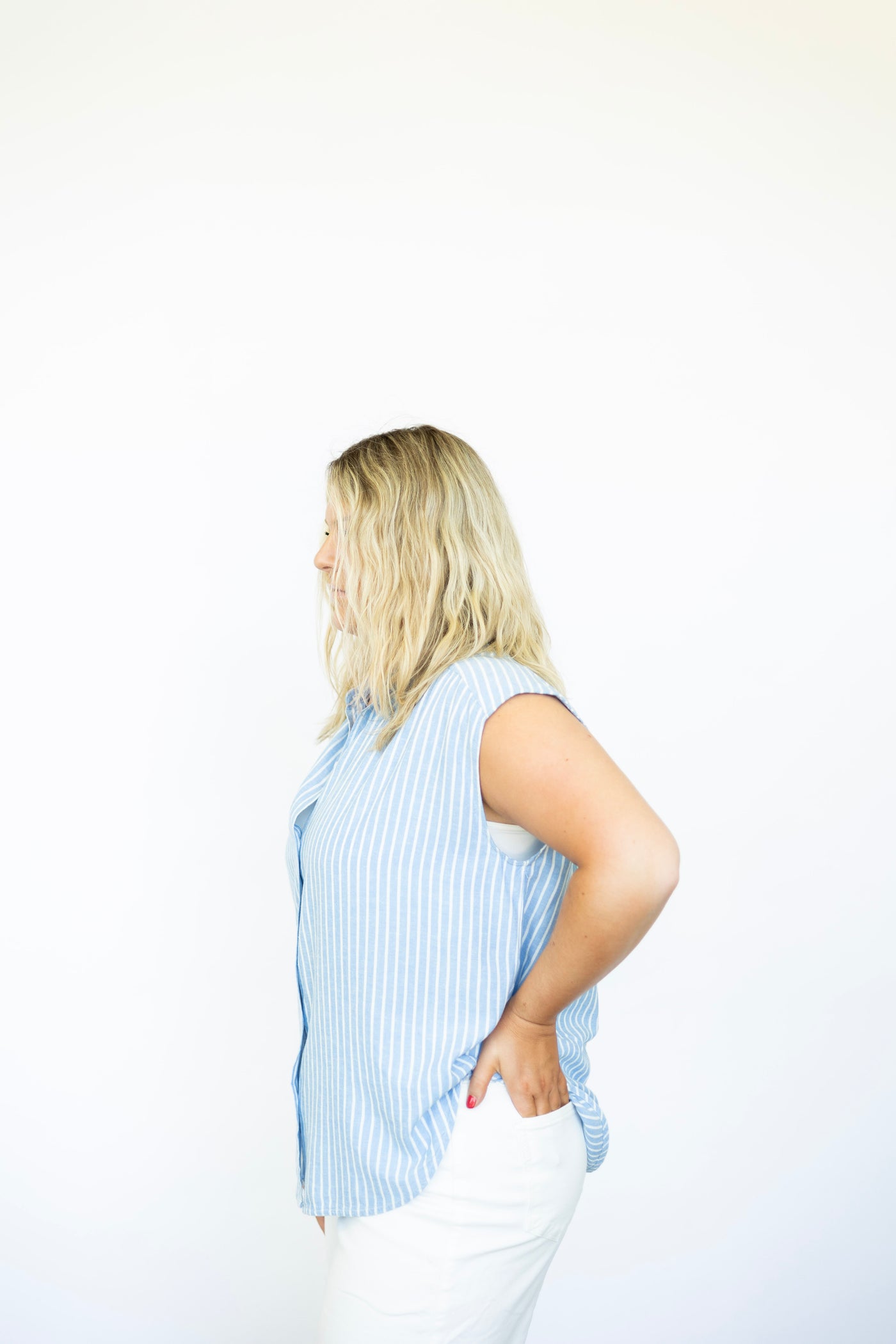 Women's sleeveless linen button down